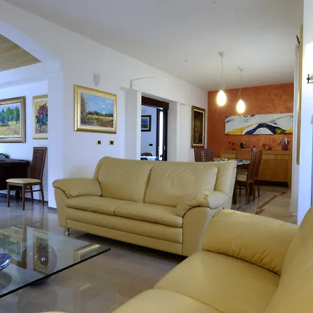 Casa Karina Sun&pool&relax * Specchia